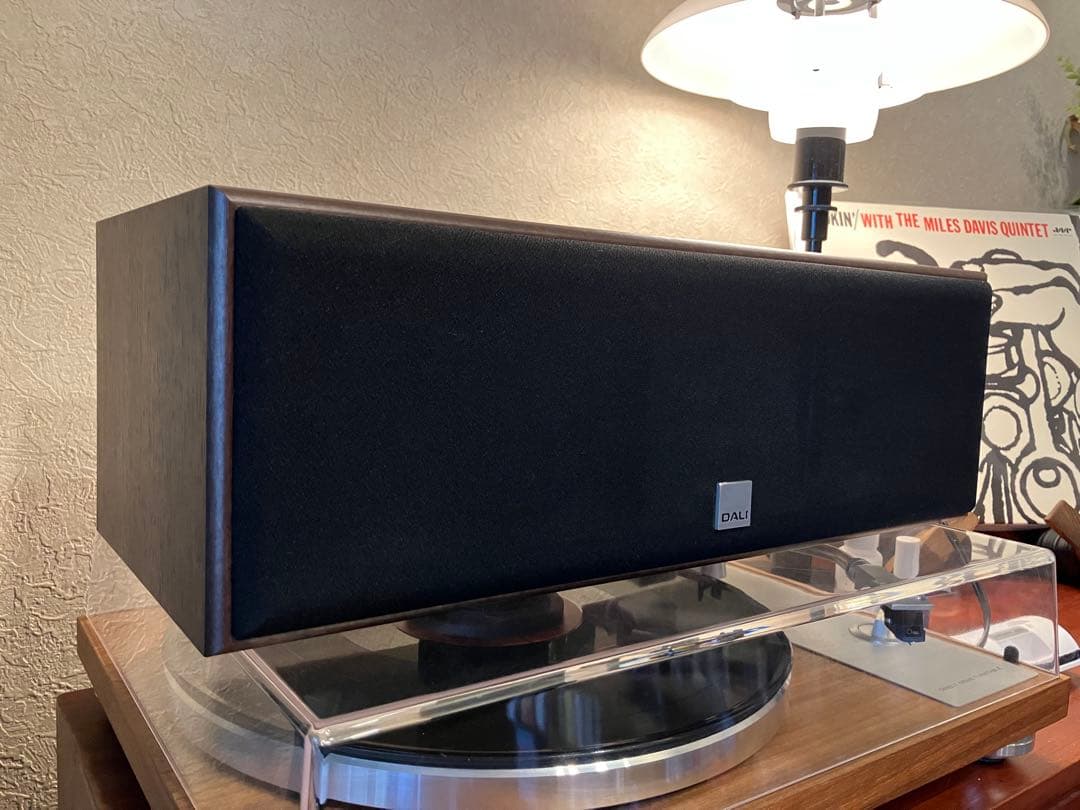 DALI SPEKTOR VOKAL センタースピーカー 別売り台座付き DALIのセンタースピーカー、SPEKTOR VOKALのご紹介です。